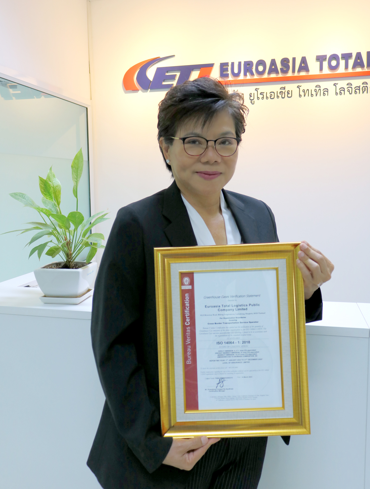 คุณสุเมธ หุตินทรวงศ์ ผู้จัดการฝ่ายการพาณิชย์ บริษัท บูโร เวอริทัส เซอทิฟิเคชั่น (ประเทศไทย) จำกัด มอบผลการรับรอง ISO 14064-1:2018 มาตรฐานสากลด้านการทวนสอบการวัดปริมาณและการรายงานผลการปลดปล่อยและลดปริมาณก๊าซเรือนกระจกในระดับองค์กร ให้แก่คุณกฤชวรรณ ซื้อเจริญชัย (ลำดับที่ 2 จากซ้าย) กรรมการผู้จัดการ บริษัท ยูโรเอเชีย โทเทิล โลจิสติกส์ จำกัด (มหาชน) (ETL) พร้อมผู้บริหารขององค์กร และที่ปรึกษา (ลำดับที่ 1 จากขวา) บริษัท แอดวานซ์ เอ็นเนอร์ยี่ พลัส จำกัด (AEP) เข้าร่วมแสดงความยินดีด้วย ณ สำนักงานใหญ่ บมจ. ยูโรเอเชี